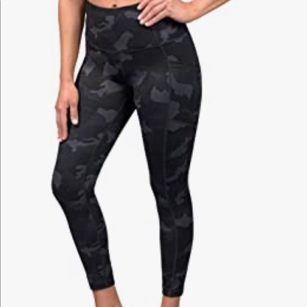 Yogalicious high waist squat proof printed Capri leggings black camo size 1X